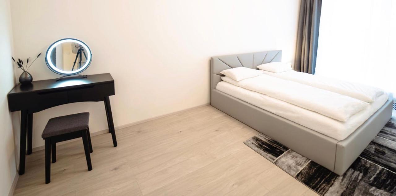 Tran Chien Apartment With Free Private Parking Prag Exterior foto