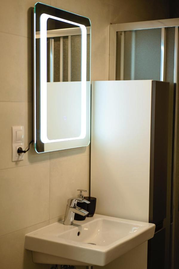 Tran Chien Apartment With Free Private Parking Prag Exterior foto